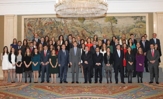 Fotografía de grupo de Su Alteza Real el Príncipe de Asturias con la última promoción de Registradores de la Propiedad, Mercantiles y Bines Muebles